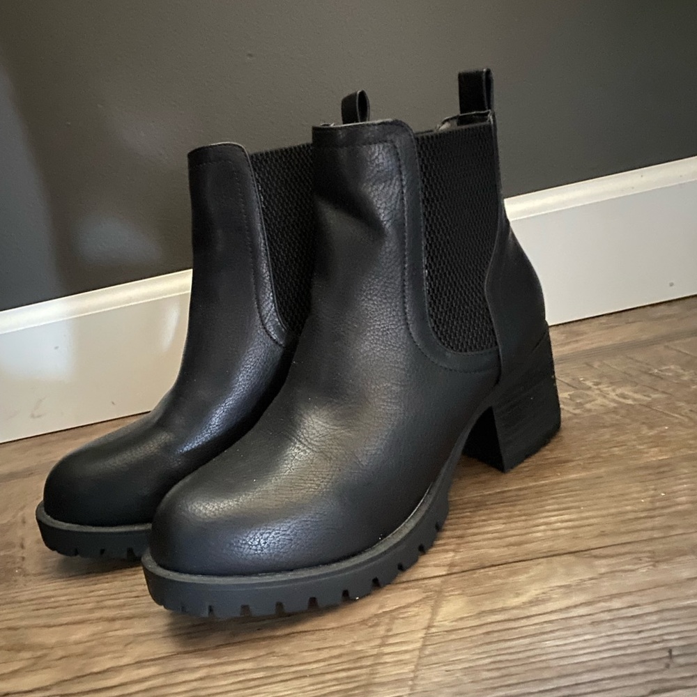 MIA Jonna Lug Sole
Chelsea Boot Women size 8